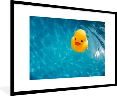 Produktbild von MuchoWow® Gerahmtes Poster Gummi-Ente - Gelb - Wasser 90x60 cm - Poster mit Schwarzem Bilderrahmen Wandposter Rahmen Foto Bilder - Wanddekoration - Fotos