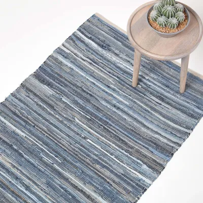 Obrázek produktu pro HOMESCAPES Džínový hadrový koberec modrý pruhovaný, 120x180 cm - Ručně tkaný koberec z recyklované džínoviny