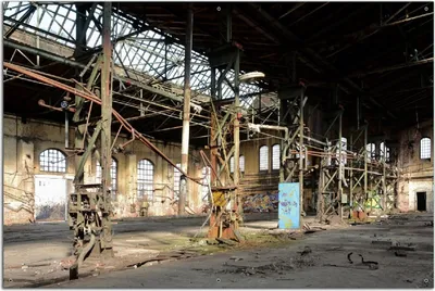 Produktbild von Wallario Outdoor-Poster für Garten oder Balkon, Motiv Verlassene Industriehalle - Alte Fabrik, in ca. 61 x 91,50 cm