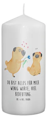 Produktbild von Mr. & Mrs. Panda Kerze Mops Verliebt 15 x 7 cm - Weiß - Geschenk, Stumpenkerze, Wachskerze, Blockkerze, Hund, Liebe, Erinnerungskerze, Knuffig, Bedruckte, Sprüche, Pure