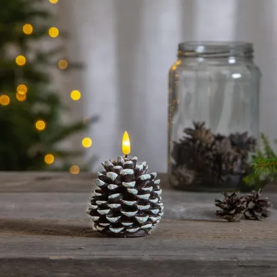 Produktbild von LED Kerze Kiefernzapfen - Tannenzapfen - Echtwachs - warmweiße LED - H: 10,5cm D: 8cm - Timer
