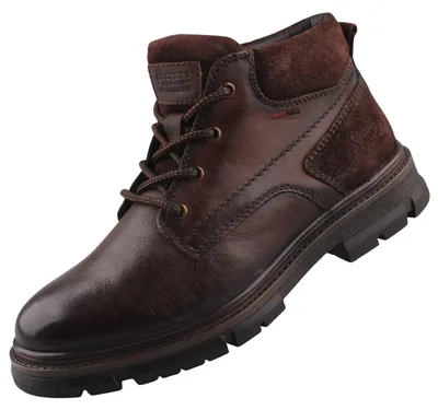 Das Bild zeigt einen braunen Stiefel der auf einem grauen Hintergrund steht Der Stiefel ist von der linken Seite sichtbar und hat eine dicke Sohle mit Profil