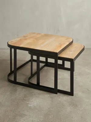 Freigestellter Satztisch im Industrie-Design, Frontansicht des 2er Sets mit Tischplatten aus hellem Mangoholz und stabilem, schwarzem Metallgestell._#sku_BARWL6.340#
