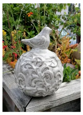 Produktbild von Kugel mit Ranke und Vogel ca. 18 cm hoch grauweiß aus winterfestem Steinzeug Deko Garten Vintage Landhaus Trauer