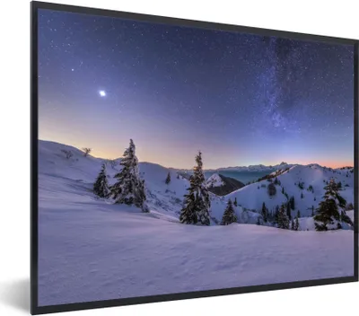 Produktbild von MuchoWow® Gerahmtes Poster Winter - Schnee - Nacht - Bäume 40x30 cm - Poster mit Schwarzem Bilderrahmen Wandposter Rahmen Foto Bilder - Kunstposter - Wanddekorationen