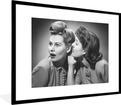 Produktbild von MuchoWow® MuchoWow® Gerahmtes Poster Tratschende Frauen 80x60 cm - Poster mit zchwarzem Bilderrahmen - Schlafzimmer-Dekorationen - Fotoposter
