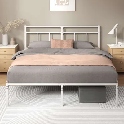 Weißer Metallbettrahmen mit grauer Matratze und Stauraumbox darunter im gemütlichen Schlafzimmer.

