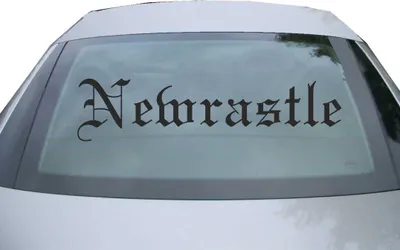 Produktbild von Indigos UG - Aufkleber Heckscheibe & Motorklappe DE6648 - schwarz - 600x142 mm - Nemrastle - Auto Scheiben Fenster Heckklappe Tuning Racing JDM - Die cut