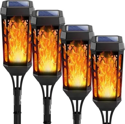Image de Éclairage de jardin solaire avec effet de flamme réaliste
