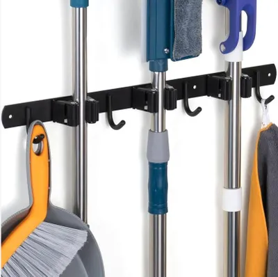 Produktbild von Wandmontierter Besenhalter in Schwarz, Wandbesenhalter mit 3 Halterungen und 4 Haken, wandmontierter Besenhalter ohne Bohren, Wandbefestigung für