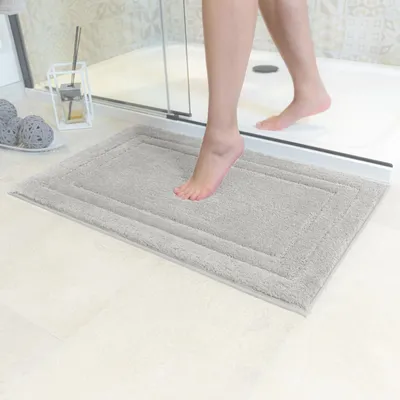 Obrázek produktu pro Šedá rohož do koupelny, 70x120 cm, protiskluzová, polyester, lze prát v pračce, vhodná do koupelny