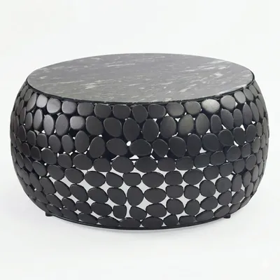 Couchtisch rund Marmor Schwarz mit schwarzer Marmorplatte und durchbrochenem Aluminiumgestell, Gesamtansicht.
