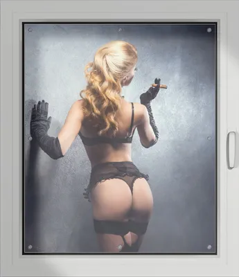 Produktbild von Wallario Lichtschutzbild, Dekorativer Sichtschutz Sonnenschutz 96 x 115 cm mit Motiv: Sinnliche Frau in schwarzen Dessous mit Zigarre, Ansicht von hinten - Verdunklung ohne Bohren