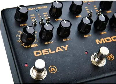 Produktbild von Nux Cerberus Multi-Effektgerät mit Kopfhörer