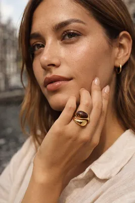 Produktbild von Lundholm Ring Damen Vergoldet my Tiger – Premium Edelstahl Gold – Tigerauge Naturstein Statement Ring Verstellbar –  Wasserfest Jewellery