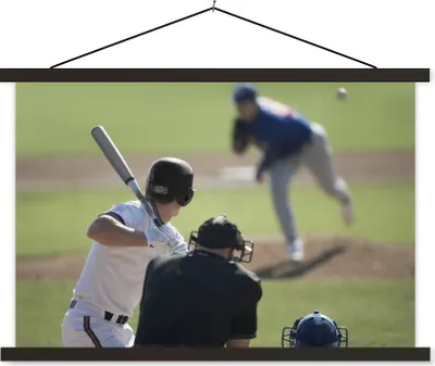 Produktbild von MuchoWow® Textilposter Der Pitcher wirft dem Schlagmann während eines Baseballspiels den Ball zu 90x60 cm mit schwarzem Rahmen - Aufhängungssatz