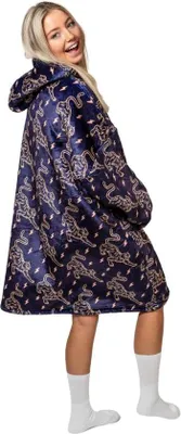 Produktbild von Unyqoos® Oversize Hoodiedecke Tiger – fleecegefüttert, 100% Polyester, dunkelblau/gold Tiger-Print, mit Kapuze & Ärmeln, Einheitsgröße (L 92 cm)