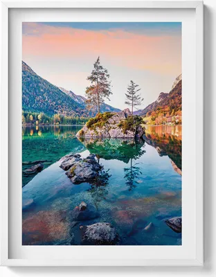 Produktbild von Schöne Bergsee Landschaft– Wandbild mit Rahmen – Gerahmtes Bild  – Wanddekoration – 60x80 cm –  Weiß Rahmen