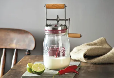 Productafbeelding van Kilner botervat van glas met handaangedreven mechanisme, handmatige hendel en siliconenmixer, 1 liter, opening: 7,2 cm, 16,5 cm x 11 cm x 27 cm, maak zelf boter in ongeveer 10 minuten, boterpot van glas