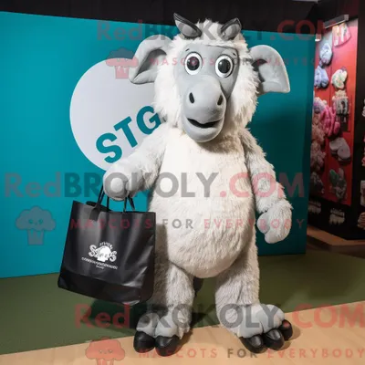 Produktbild von Maskottchen REDBROKOLY eines silbernen Suffolk-Schafs bekleidet mit einem Body und Tragetaschen