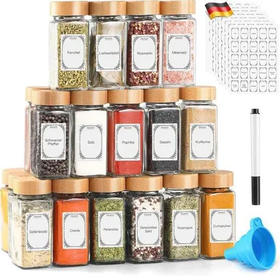 Produktbild von Famanu Gewürzgläser mit Aufklebern - quadratischer Bambusdeckel - 24 Stück 120 ml - Gewürzetiketten Deutsch - Streueinsatz - Gewürzaufbewahrung -