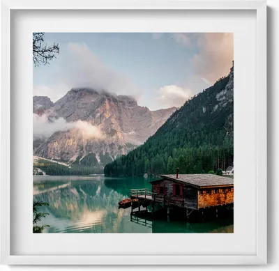 Produktbild von Hütte an einem See in den Bergen– Wandbild mit Rahmen – Gerahmtes Bild  – Wanddekoration – 50x50 cm –  Weiß Rahmen
