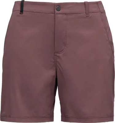 W Pursuit Shorts von Black Diamond in lila; geeignet für Klettern und Bouldern; mit zwei Taschen und Gürtelschlaufen.