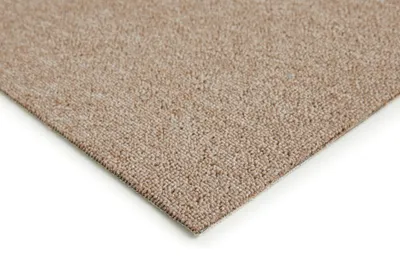 Eckansicht eines dünnen Kurzflor-Teppichs in beige
