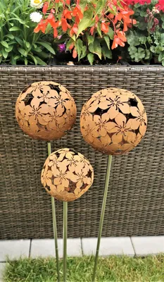Produktbild von 3er Set Rosenkugel Flower 15/15/10 cm aus Cortenstahl mit Stab 80 cm