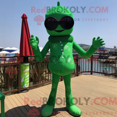 Produktbild von Maskottchen REDBROKOLY eines grünen Stelzenläufers mit Spielanzug und Sonnenbrille