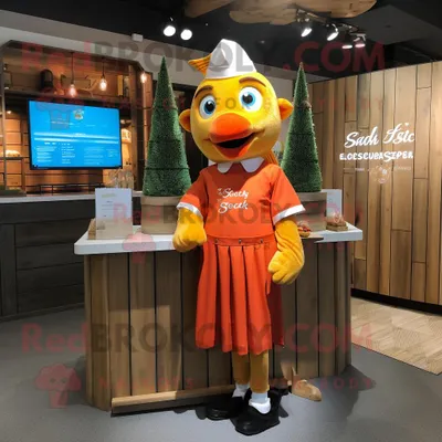 Productafbeelding van Gouden Fish And Chips mascotte REDBROKOLY kostuum karakter gekleed met een Henley-shirt en schoenveters