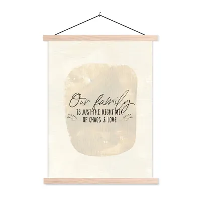 Produktbild von MuchoWow® Textilposter Sprüche - Unsere Familie ist genau die richtige Mischung aus Chaos und Liebe - Zitate 40x53 cm mit holzfarbenen Rahmen - Schlafzimmer