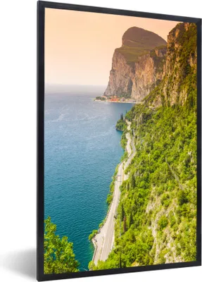 Produktbild von MuchoWow® Gerahmtes Poster Gardasee - Berg - Straße 60x90 cm - Poster mit Schwarzem Bilderrahmen Wandposter Rahmen Foto Bilder - Kunst
