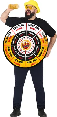 Mann mit Dartscheiben-Kostüm und Bierkrug in der Hand.
