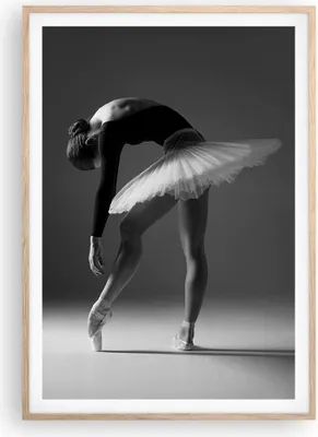 Produktbild von Gerahmtes Poster - Rahmen in heller Eiche - Ballerina Figur Schwarz und Weiß - 70x100 cm - Wand Bild - Wanddeko - Wandbilder - Kunstposter - Wandposter - Bilderrahmen - Bilder - P2NPA70x100-4400