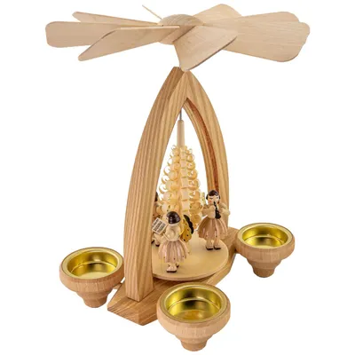 Auf dem Bild ist eine hölzerne Teelichtpyramide mit einem eleganten Bogen und drei goldenen Teelichthaltern zu sehen in deren Mitte zwei Kurzrockengel mit Instrumenten vor einem spiralförmigen Baum stehen während oben ein Flügelrad angebracht ist