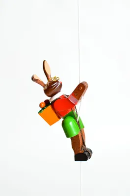 Produktbild von Holzspielzeug Kletterfigur Osterhäsin Höhe=6,5 (Kletterseil ca 45 cm)cm NEU