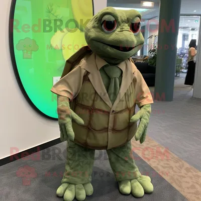Productafbeelding van Olive Sea Turtle mascotte REDBROKOLY kostuum personage gekleed met een wikkeljurk en dasspelden
