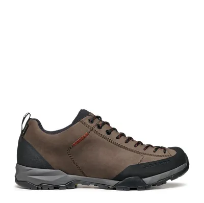 Mojito Trail Pro GTX Wanderschuhe von Scarpa in Braun mit grauer Sohle und roten Akzenten.