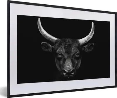Produktbild von MuchoWow® Gerahmtes Poster Tiere - Stier - Schwarz - Weiß - Porträt 60x40 cm - Poster mit Schwarzem Bilderrahmen Wandposter Rahmen Foto Bilder - Schlafzimmer - Plakat in Rahmen - Drucken