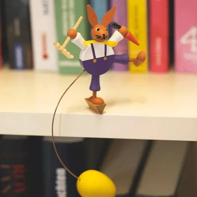 Produktbild von Pendelfigur Osterhase »Gärtner«.
