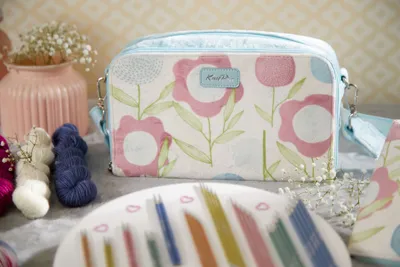 Produktbild von Knitpro Sweet Affair Geschenkset mit Rund-, Sockenstricknadeln und Wolle