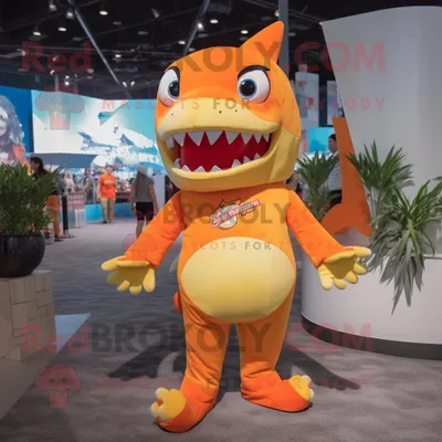 Produktbild von Orangefarbener REDBROKOLY Hai Maskottchen Kostüm gekleidet mit einem grafischen T-Shirt und Fußkettchen