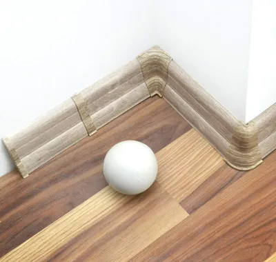 Produktbild von DQ-PP Sockelleiste 62mm PVC 200cm + 5 x Dübel | Kabelkanal | Fußleisten | Farbe: Eiche weiß