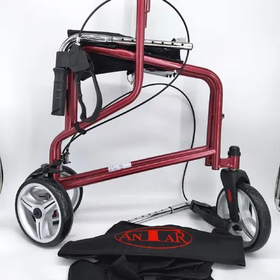 Image de Rollator tricycle léger AT51004 avec accessoires.