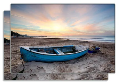 Produktbild von Wallario Frühstücksbrettchen 2er Set aus Glas, je 20 x 30 cm, mit rutschfesten Füßen, Motiv Fischerboot am Strand bei Sonnenuntergang