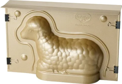 Produktbild von Dr. Oetker Lämmchenbackform Goldiges Ostern, hochwertige Lammform, Osterbackform aus Stahlblech, Backform mit Antihaftbeschichtung, Form für die Osterfeier, handliche Motivbackform (Farbe: Gold)