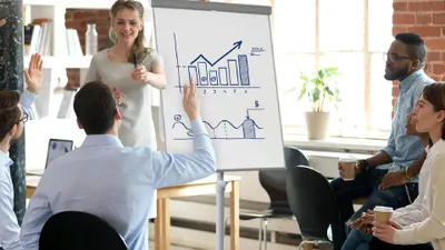 Zdjęcie produktu dla Flipchart magnetyczny mobilny na kółkach 100x70 cm PREMIUM + gratis