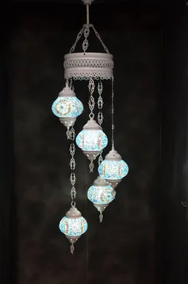 Produktbild von Hanglamp aus buntem blauem Glas mit 5 Mozaik-Kugeln, orientalische marokkanische Deckenleuchte in Cremeweiß