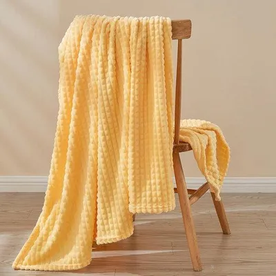 Produktbild von Famanu Fleece Decke Weich und Flauschig - Warme und Gemütliche Tagesdecke für Sofa und Bett (130 x 150 cm)